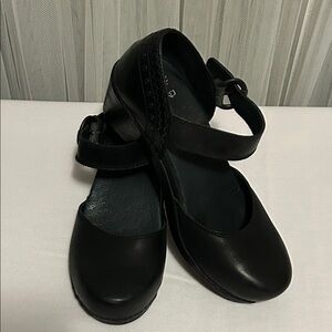 Dansko Black Women's Mary Jane clogs. Euro 37